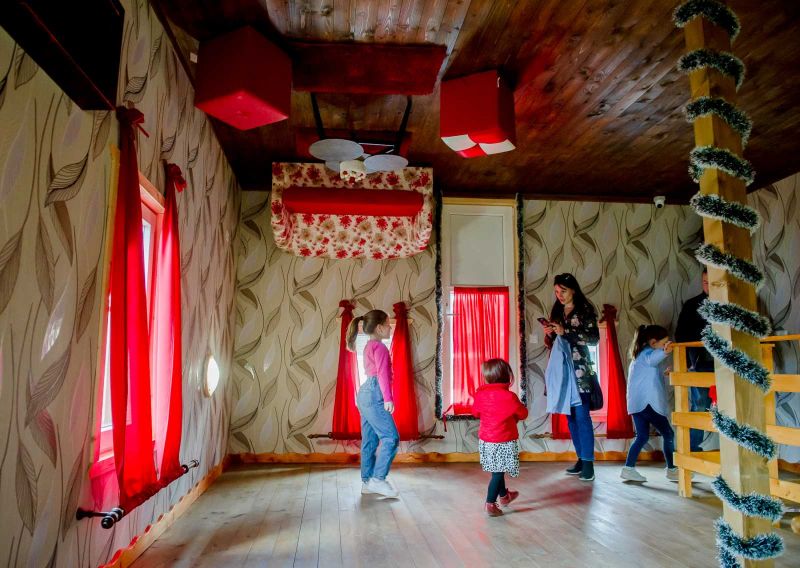 Disneyland székely módra: a parajdi fordított ház, ahol a feje tetejére állt a világ