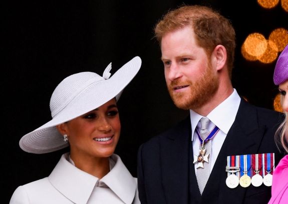 FRISSÍTVE – Lesifotósok miatt autósüldözésbe keveredett Harry és Meghan