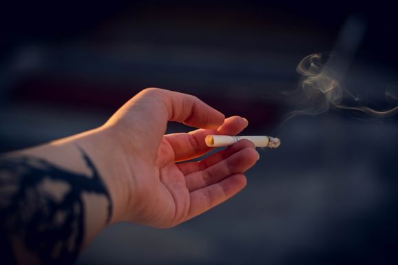 Gyanúsnak találták a parlamentben a kézzel sodort cigarettát