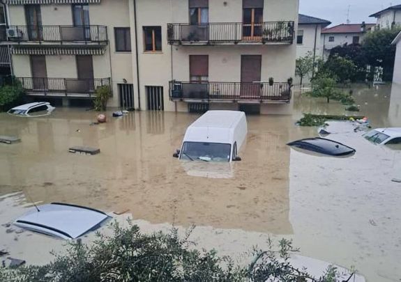 Emberéleteket is követeltek az éjjel a közép-olaszországi áradások