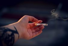 Gyanúsnak találták a parlamentben a kézzel sodort cigarettát