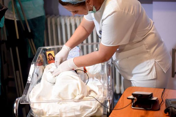 Mentők szállították kórházba az otthoni császármetszésre vállalkozó nőt