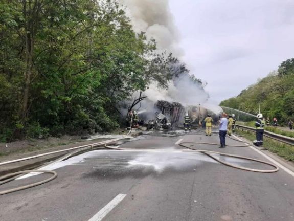 Két teherautó ütközött Bukarestben, kigyulladtak a járművek