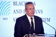 Ciucă mandátumértékelést tartott, egyúttal a NATO-jelenlét megerősítését szorgalmazta