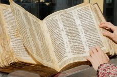 Több mint 38 millió dollárért kelt el a héber Biblia legkorábbi ismert példánya