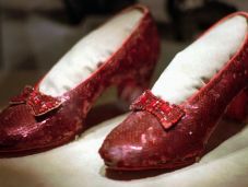 Vádat emeltek egy minnesotai férfi ellen, aki ellopta Dorothy piros cipellőit egy múzeumból