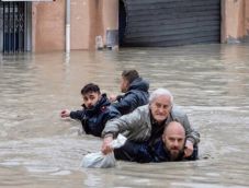 Az eső elállt, a mentés folytatódik az olaszországi áradások térségében