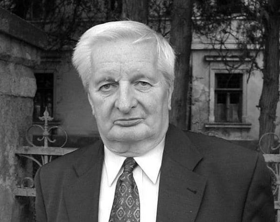 Meghalt Pomogáts Béla író, irodalomtörténész