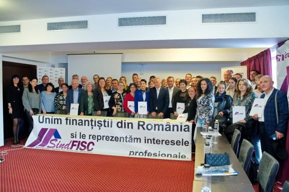 Utcára vonulnak a fináncok, sztrájkőrséget állva tiltakoznak a „költségvetési foltozás” ellen