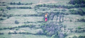 Különleges mutatvány: kötélen sétált át a Székelykő csúcsai között egy férfi