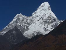 Egy 69 éves hegymászó a Mount Everest idei első hivatalos áldozata