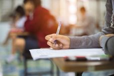 Május 8-a és 17-e között lehet jelentkezni a címzetes tanári állásokra kiírt versenyvizsgára