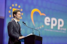 Egy PNL-s képviselő szerint Ciolacu kettős játékot űz a közvélemény manipulálása érdekében