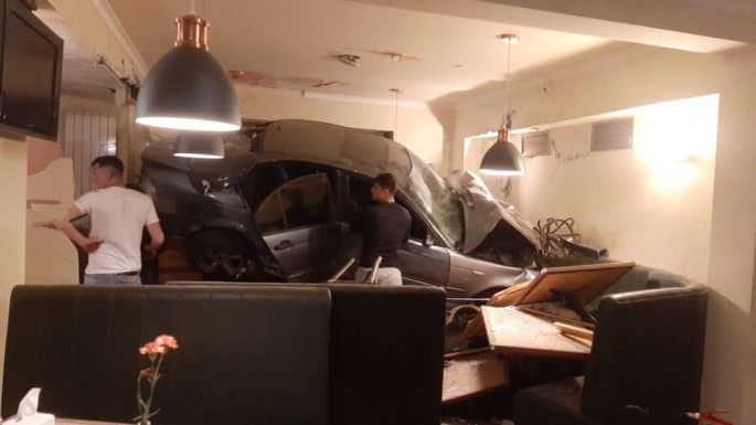 Hajnali 4-kor „állítottak be” gépkocsijukkal a vendéglőbe