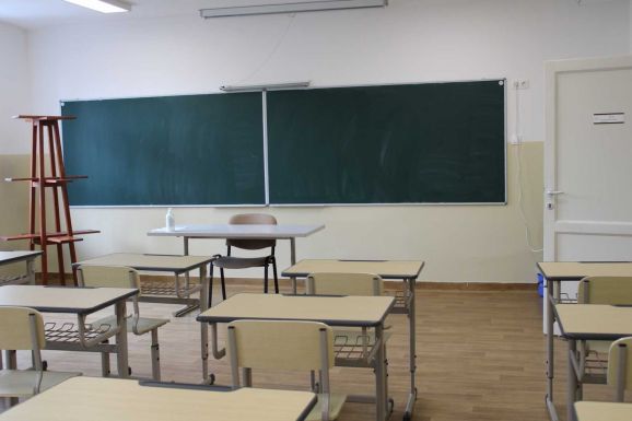FRISSÍTVE - Folytatják a tüntetést a tanügyiek, kedden sem lesz iskola