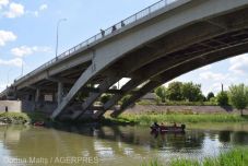 Leugrott egy férfi a marosvásárhelyi Maros-hídról, nagy erőkkel keresik