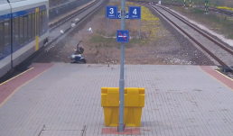 Közzétették a videót: vonat elé lépett egy figyelmetlen gyalogos