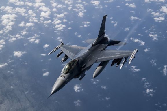 Megkezdődött az ukrán pilóták kiképzése az F-16-os vadászgépek vezetésére