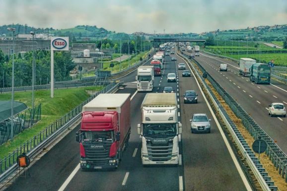 A fuvarozók szerint csődbe viheti az országot a tervezett útadóemelés
