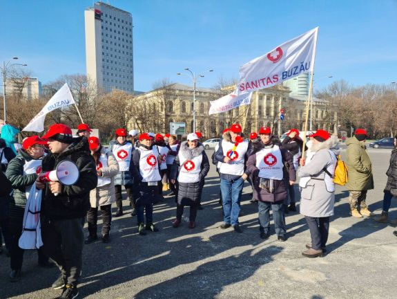 FRISSÍTVE – Mintegy 150-en tüntetnek az egészségügyi minisztérium előtt