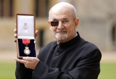 Ismét könyvet ír Salman Rushdie