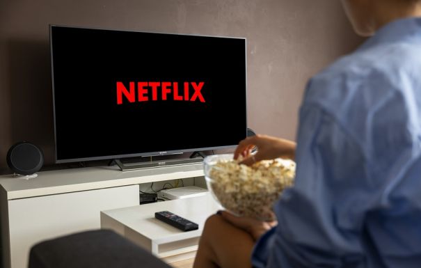 Leszámol a potyázókkal a Netflix: már Romániában is fizetni kell a közös jelszóért
