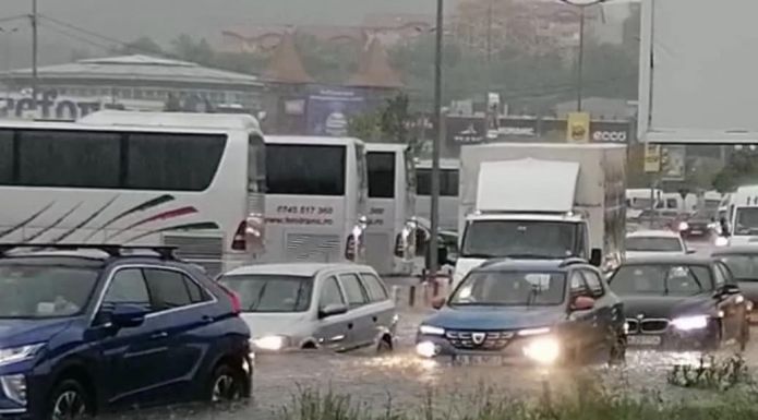 Felhőszakadás Kolozsváron: parkolókat és személyautókat öntött el az esővíz (VIDEÓ)