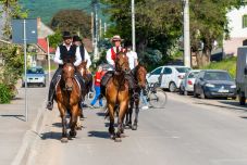 Lovas és gyalogos zarándokok indulnak Háromszékről Csíksomlyóra