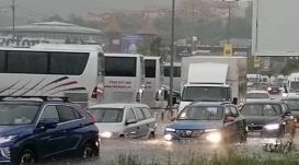 Felhőszakadás Kolozsváron: parkolókat és személyautókat öntött el az esővíz (VIDEÓ)