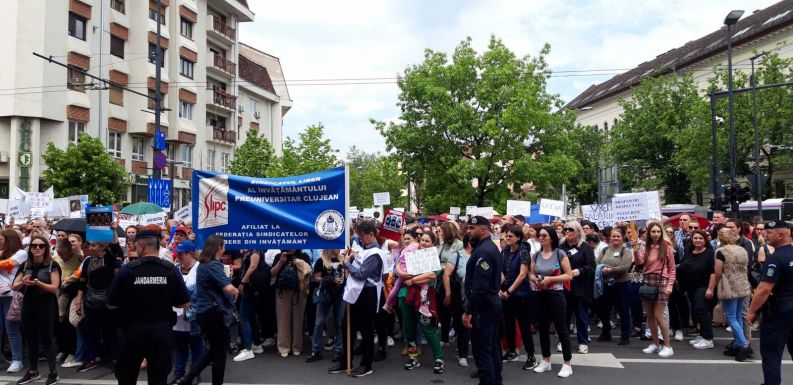 Kolozsváron is utcára vonultak a sztrájkoló tanárok