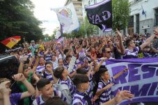 Temesvár sportinfrastruktúrát akar – százak vonultak fel a Bega-parti város belvárosában