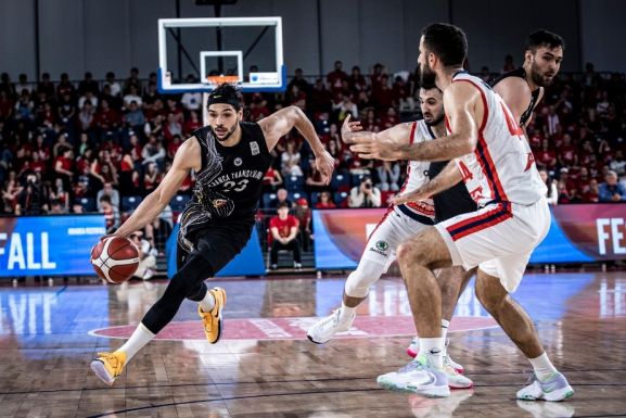 Férfi kosár: elvette ellenfele pályaelőnyét, egy győzelemre a címvédéstől a Kolozsvári U-BT
