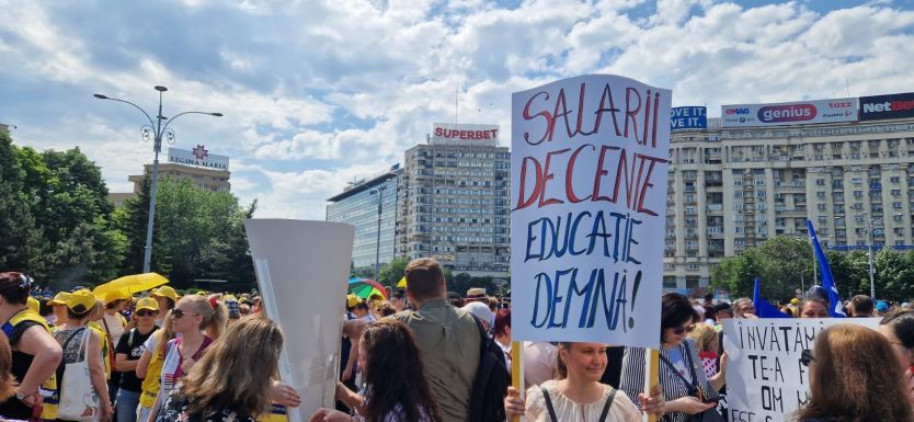 Elfogadta a kormány: emelik a tanügyi kisegítő személyzet fizetését