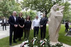 Tamási Áron szobrot avattak Budapesten