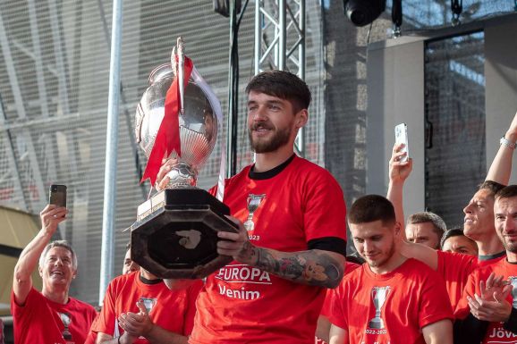 Rengetegen voltak kíváncsiak a másodszorra elhódított Román Kupára Sepsiszentgyörgyön