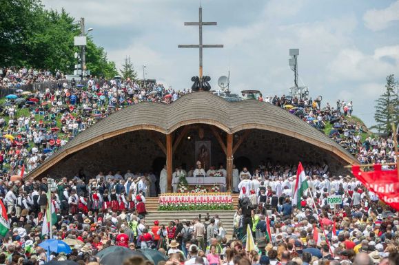 A csíksomlyói ünnepi szentmise szónoka: Megbízható alapra kell építeni értékrendszerünket!