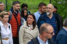 Novák Katalin érkezését tapssal jutalmazták a csíksomlyói búcsú részvevői