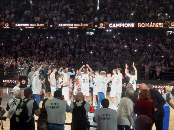 Férfi kosárlabda: zsinórban harmadik bajnoki címét szerezte meg a Kolozsvári U-BT