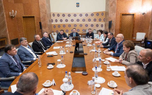 A tanárok után az egészségügyben dolgozók is „bekopogtattak” a kormány ajtaján