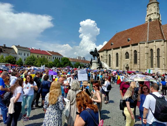 Megtöltötték Kolozsvár főterét a tiltakozó pedagógusok