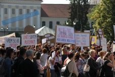 Utcára vonultak a háromszéki pedagógusok is: „a boltban nem lehet hivatással fizetni!”