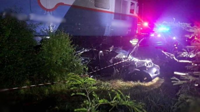 Vonat elé hajtott egy autó, egy 16 éves lány meghalt