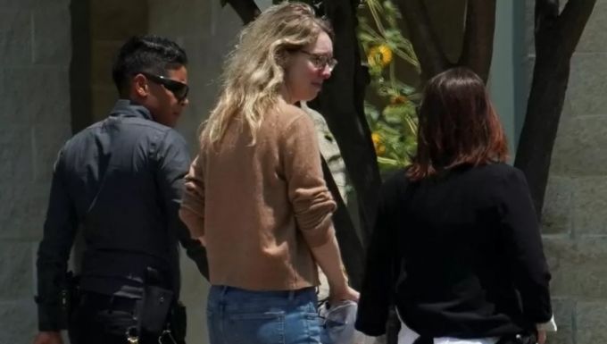 Bevonult a börtönbe Elizabeth Holmes, a csalás miatt elítélt korábbi milliárdos vállalkozó