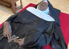 Tömegek zarándokolnak egy évekkel ezelőtt eltemetett apáca konzerválódott holttestéhez