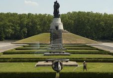 Megtiltják Berlinben az orosz és az ukrán zászlók használatát a második világháborús megemlékezéseken