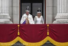 Először köszöntötte népét uralkodóként a Buckingham-palota teraszáról III. Károly