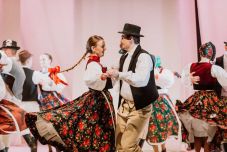 „Mi a megmaradásért táncolunk” – 600 tagú családdá nőtt 16 év alatt a nyárádszeredai Bekecs Néptáncegyüttes