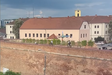 Életveszélyes kerékpározás – a nagyváradi várfalon biciklizett két gyermek