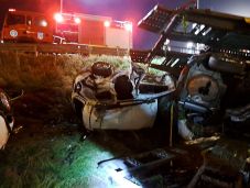 FRISSÍTVE – Felborult egy tréler az autópályán