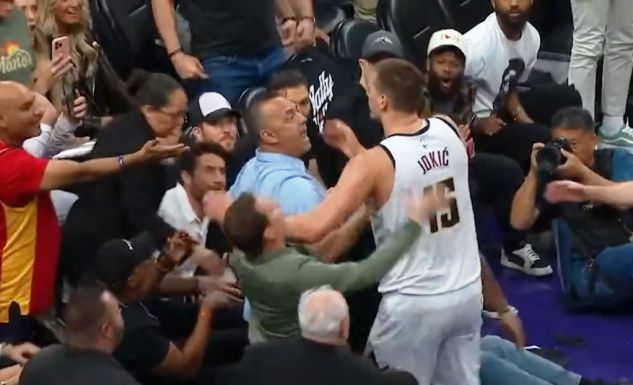 NBA: pénzbírsággal megúszta a Suns tulajdonosát lekönyöklő Jokics